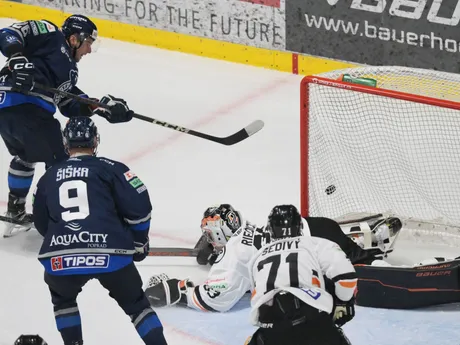 Na snímke vpravo dole brankár Dominik Riečický (Košice), vľavo hore Tomáš Török (Poprad)