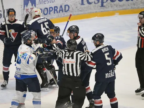 Šarvátka počas zápasu 17. kola Tipos extraligy HK Poprad - HC Slovan Bratislava.