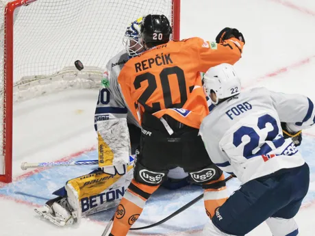 Mareks Mitens (Spišská Nová Ves) inkasuje prvý gól, uprostred autor gólu Peter Repčík (Košice) počas zápasu 20. kola hokejovej Tipos extraligy HC Košice - HK Spišská Nová Ves.