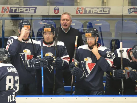 Tréner Slovana Peter Oremus (uprostred) počas zápasu 17. kola Tipos extraligy HK Poprad - HC Slovan Bratislava.