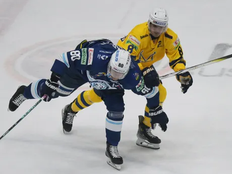 Tim Danielčák (Spišská Nová Ves), vľavo Tomáš Hrnka (Nitra) počas zápasu 18. kola hokejovej Tipos extraligy.