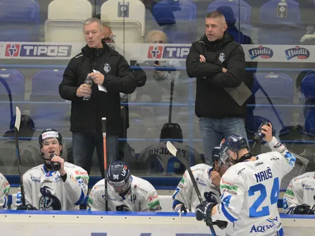 Na snímke lavička Popradu, v pozadí vľavo tréner Todd Bjorkstrand počas zápasu 17. kola Tipos extraligy HK Poprad - HC Slovan Bratislava.