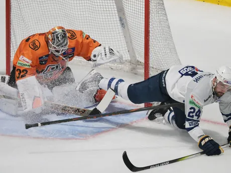 Patrik Števuliak (Spišská Nová Ves), vľavo brankár Jaroslav Janus (Košice) počas zápasu 20. kola hokejovej Tipos extraligy.