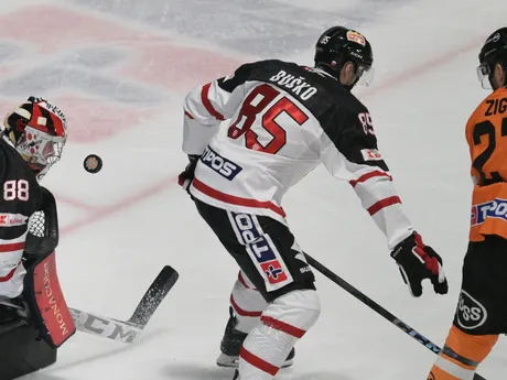 Vpravo Tomáš Zigo (Košice) a vľavo brankár Eugen Rabčan (Banská Bystrica) počas zápasu 24. kola Tipos extraligy HC Košice - HC MONACObet Banská Bystrica.