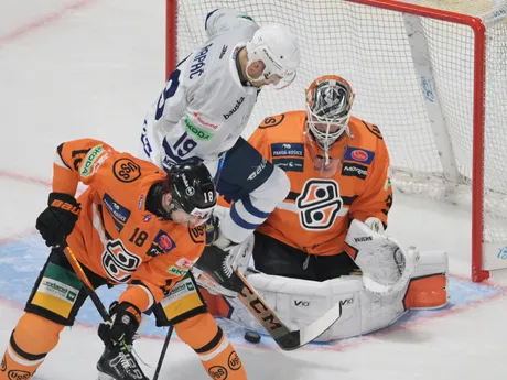 Branislav Rapáč (Spišská Nová Ves), vpravo brankár Jaroslav Janus (Košice) počas zápasu 20. kola hokejovej Tipos extraligy.