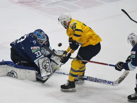 Patrik Števuliak (Spišská Nová Ves), vľavo brankár Libor Kašík (Nitra) počas zápasu 18. kola hokejovej Tipos extraligy.