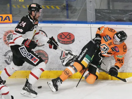 Sprava Michal Chovan (Košice) a Reece Scarlet (Banská Bystrica) počas zápasu 24. kola Tipos extraligy HC Košice - HC MONACObet Banská Bystrica.