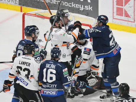 šarvátka počas zápasu 16. kola hokejovej Tipos extraligy HC Košice – HK Poprad