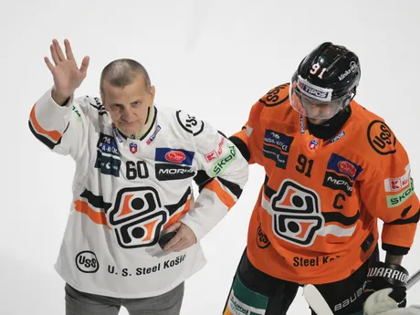 Bývalý hráč VSŽ Košice Peter Veselovský dostal dres k 60. narodeninám pred zápasom 20. kola hokejovej Tipos extraligy HC Košice - HK Spišská Nová Ves.