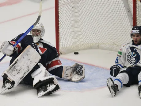 Vľavo brankár Slovana Patrik Andrisík inkasuje druhý gól počas zápasu 17. kola Tipos extraligy HK Poprad - HC Slovan Bratislava.