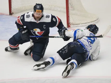 Vpravo Juraj Šiška (Poprad), vľavo Michal Sersen (Bratislava) počas zápasu 17. kola Tipos extraligy HK Poprad - HC Slovan Bratislava.