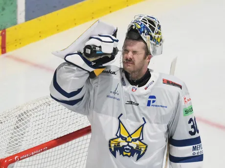 Mareks Mitens sa osviežuje počas zápasu 20. kola hokejovej Tipos extraligy HC Košice - HK Spišská Nová Ves. 