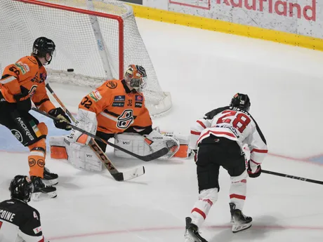 Vpravo Andrej Kukuča (Banská Bystrica) strieľa tretí gól brankárovi Jaroslavovi Janusovi (Košice) počas zápasu 24. kola Tipos extraligy HC Košice - HC MONACObet Banská Bystrica.