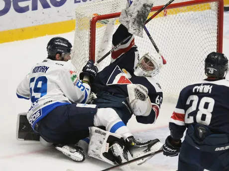 Zľava Oldřich Kotvan (Poprad) a brankár Patrik Andrisík (Bratislava) počas zápasu 17. kola Tipos extraligy HK Poprad - HC Slovan Bratislava.