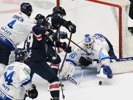 Sprava brankár Adam Vay (Poprad) a Richard Pánik (Bratislava) počas zápasu 17. kola Tipos extraligy HK Poprad - HC Slovan Bratislava.