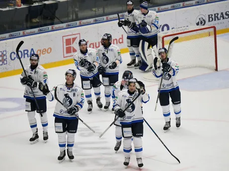 Na snímke hráči Popradu po víťazstve nad Slovanom Bratislava 4:1 v zápase 17. kola Tipos extraligy HK Poprad - HC Slovan Bratislava.