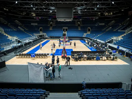 Zimný štadión v Bratislave sa zmenil na basketbalové ihrisko. Odohrá sa tu zápas Slovensko - Španielsko. 