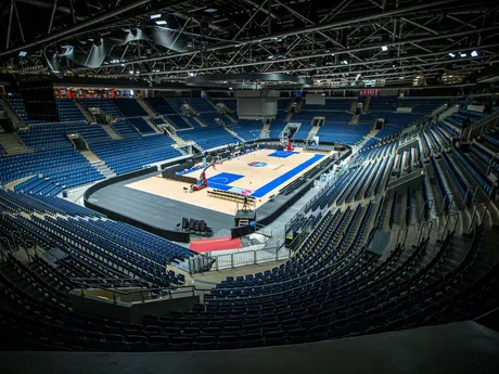 Zimný štadión v Bratislave sa zmenil na basketbalové ihrisko. Odohrá sa tu zápas Slovensko - Španielsko. 