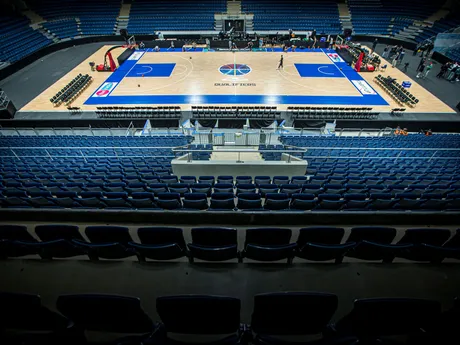 Zimný štadión v Bratislave sa zmenil na basketbalové ihrisko. Odohrá sa tu zápas Slovensko - Španielsko. 