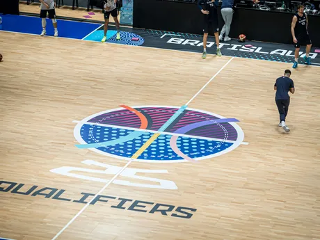 Zimný štadión v Bratislave sa zmenil na basketbalové ihrisko. Odohrá sa tu zápas Slovensko - Španielsko. 