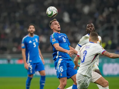 Davide Frattesi a Lucas Digne počas zápasu Ligy národov Taliansko - Francúzsko. 