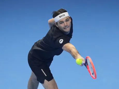 Taylor Fritz počas zápasu s Alexandrom Zverevom v semifinále Turnaja majstrov. 