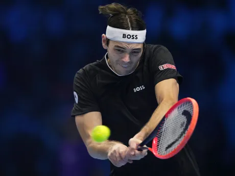 Americký tenista Taylor Fritz počas finálového zápasu Turnaja majstrov proti Jannikovi Sinnerovi.