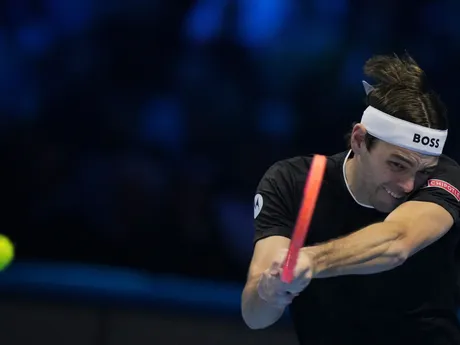 Americký tenista Taylor Fritz počas finálového zápasu Turnaja majstrov proti Jannikovi Sinnerovi.