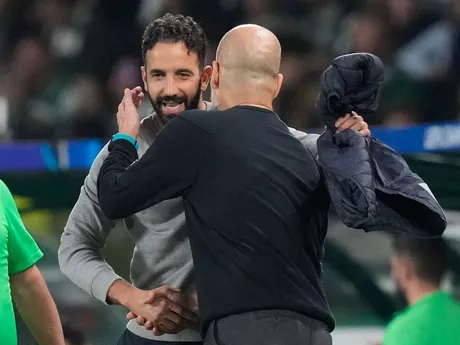 Tréner Ruben Amorim (vľavo) a Pep Guardiola v zápase Ligy majstrov Sporting Lisabon - Real Madrid.