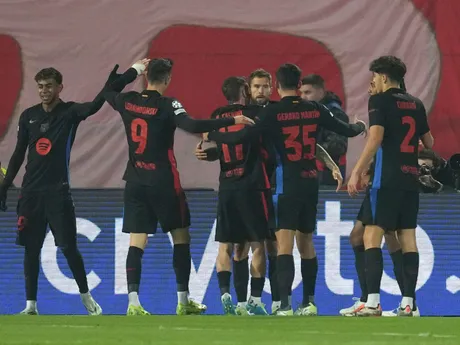 Futbalisti Barcelony oslavujú gól v zápase Ligy majstrov: Crvena zvezda - FC Barcelona.