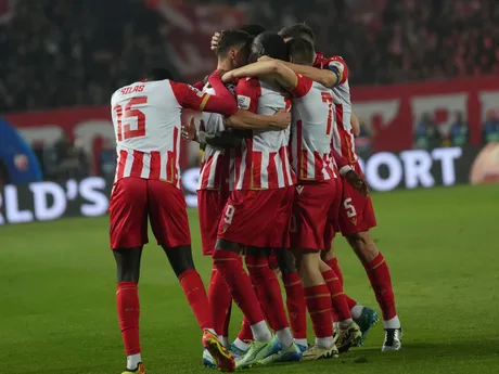 Futbalista Crvenej zvezdy Rade Krunic oslavuje gól v zápase Crvena zvezda Belehrad - VfB Stuttgart v 5. kole ligovej fázy Ligy majstrov.