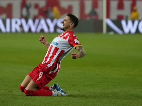 Futbalista Crvenej zvezdy Rade Krunic oslavuje gól v zápase Crvena zvezda Belehrad - VfB Stuttgart v 5. kole ligovej fázy Ligy majstrov.