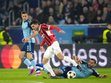 Vľavo Christián Pulišič (AC Miláno) a Kyriakos Savvidis (Slovan) v súboji o loptu v zápase 5. kola ligovej fázy Ligy majstrov Slovan Bratislava - AC Miláno.