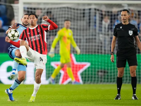 Vľavo Nino Marcelli (Slovan) a Tijjani Reijnders (AC Miláno) v súboji o loptu v zápase 5. kola ligovej fázy Ligy majstrov Slovan Bratislava - AC Miláno.