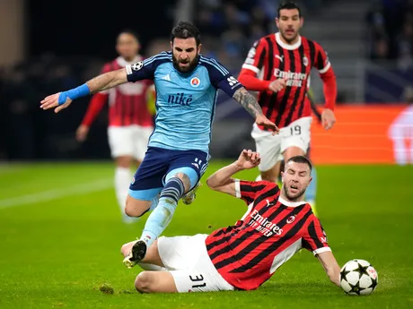 Zľava Tigran Barseghjan (Slovan) a Strahinja Pavlovic (AC Miláno) v zápase 5. kola ligovej fázy Ligy majstrov Slovan Bratislava - AC Miláno.