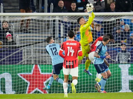 Dominik Takáč (Slovan) pri zákroku v zápase 5. kola ligovej fázy Ligy majstrov Slovan Bratislava - AC Miláno.