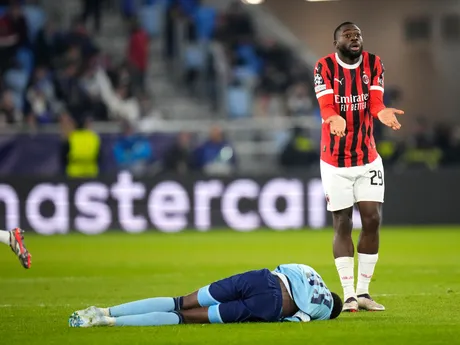 Juraj Kucka (Slovan) na zemi a Youssouf Fofana (AC Miláno) v zápase 5. kola ligovej fázy Ligy majstrov Slovan Bratislava - AC Miláno.