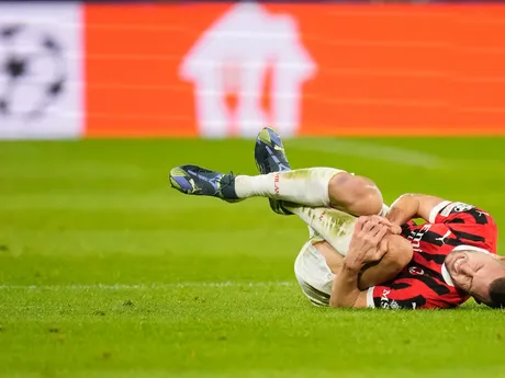 Strahinja Pavlovic (AC Miláno) leží na trávniku v bolestiach počas zápasu 5. kola ligovej fázy Ligy majstrov Slovan Bratislava - AC Miláno.