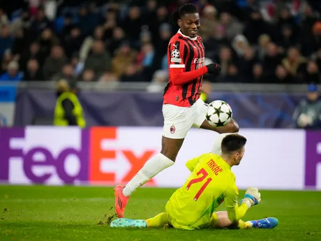 Rafael Leao (AC Miláno) skóruje a brankár Slovana Bratislava Dominik Takáč v zápase 5. kola ligovej fázy Ligy majstrov Slovan Bratislava - AC Miláno.