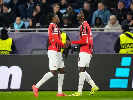 Tammy Abraham (vpravo, AC Miláno) sa raduje z gólu v zápase 5. kola ligovej fázy Ligy majstrov Slovan Bratislava - AC Miláno.