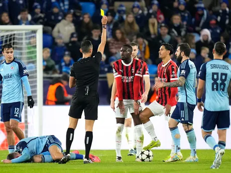 Uprostred Fikayo Tomori (AC Miláno) dostáva žltú kartu v zápase 5. kola ligovej fázy Ligy majstrov Slovan Bratislava - AC Miláno.