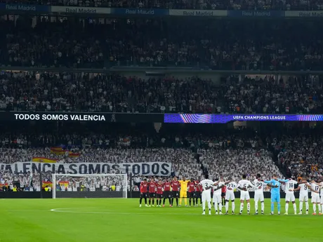 Hráči Real Madrid a AC Mikáno držia minútu ticha pred zápasom Ligy majstrov. 