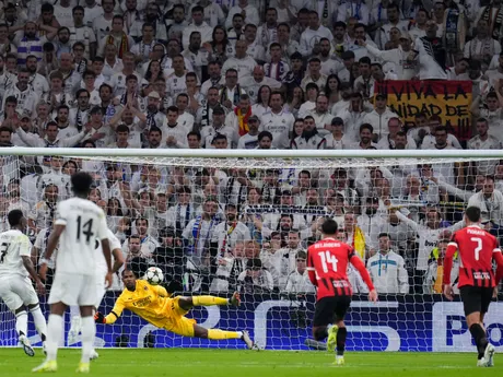 Vinicius Junior strieľa gól z penalty v zápase Real Madrid - AC Miláno v Lige majstrov. 