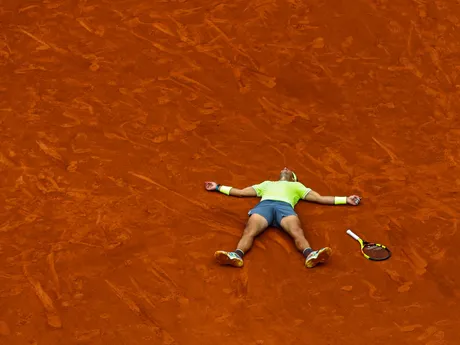 Rafael Nadal sa raduje z víťazstva nad Rakúšanom Dominicom Thiemom vo finále mužskej dvojhry  na grandslamovom turnaji Roland Garros v Paríži 9. júna 2019.