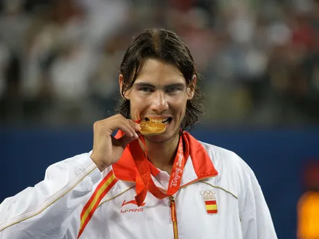 Rafael Nadal sa zahryzáva do zlatej medaily po víťazstve nad Fernandom Gonzalezom z Čile vo finále mužskej dvojhry na letných olympijských hrách v Pekingu 17. augusta 2008.