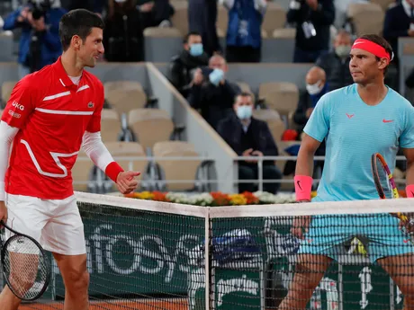 Srbský tenista Novak Djokovič (vľavo) a španielsky tenista Rafael Nadal vo finále mužskej dvojhry na grandslamovom turnaji Roland Garros v Paríži.