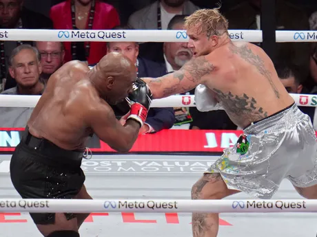 Fotka z boxerského zápasu Mike Tyson - Jake Paul.