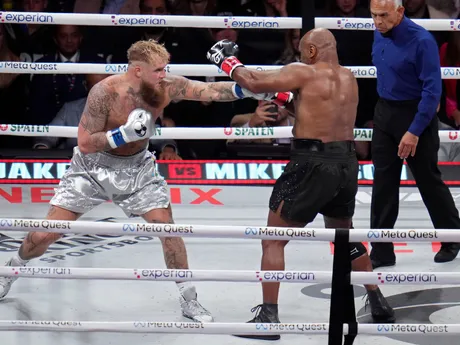 Fotka z boxerského zápasu Mike Tyson - Jake Paul.