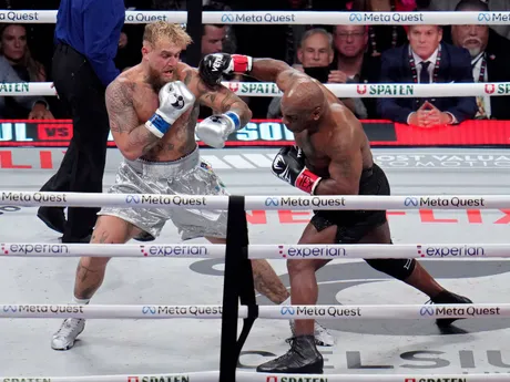 Fotka z boxerského zápasu Mike Tyson - Jake Paul.