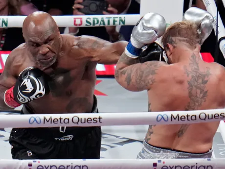 Fotka z boxerského zápasu Mike Tyson - Jake Paul.